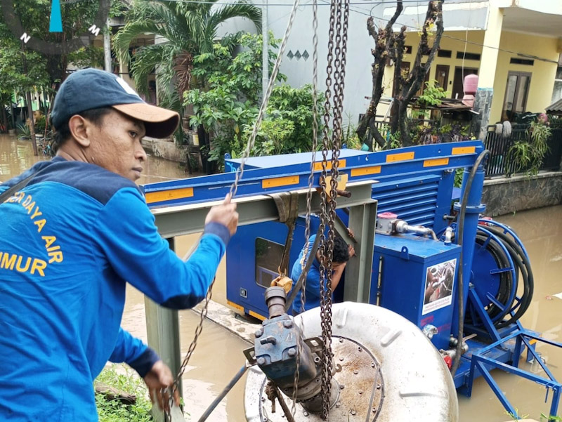 Teknisi JSMP melakukan pengecekan rutin pada unit Pompa KSB